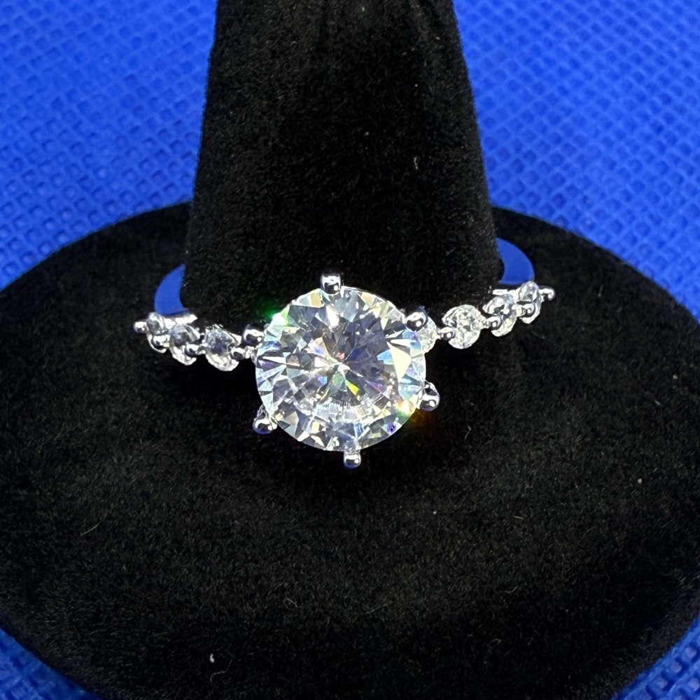 Pretty Bird - 18K White Gold Plated CZ Gemstone Ring Size 8 💍 💎